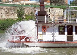 Un ingeniero naval (arriba con camisa azul) supervisó ayer la pruebas de estabilidad en La Leyenda del Pisuerga. / J. S./