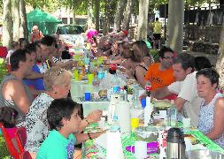 Algunos de los asistentes, durante la comida en el paseo de la arboleda/