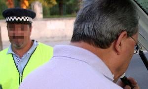 Un conductor se somete a una prueba de alcoholemia. / Antonio de Torre/