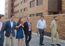El alcalde recorre la zona junto a la concejala y representates de la Inmobiliaria Espacio./ C. R. A./