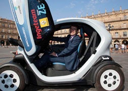 Fernández Mañueco a bordo de un Renault Twizy en la presentación de la iniciativa 'Smartcity'./ D.Arranz-ICAL/