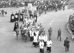 Procesión de la Virgen de San Lorenzo en la Plaza Mayor en los años sesenta./ Fotografía del Archivo Municipal/