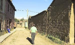 Un hombre camina por una calle de un pueblo. / G. Villamil/