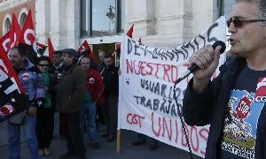 El portavoz de la CGT durante la protesta de hoy en la estación de Valladolid. GABRIEL VILLAMIL/