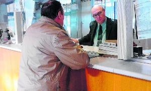 Venta de billetes en la taquilla de la estación Campo Grande. J. M./