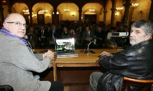 Los expertos, en primer plano, fueron seguidos por numeroso público./