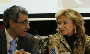 Fernández de la Vega, conversa con José Ángel Domínguez, de la Usal. ALMEIDA/