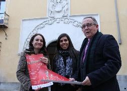 Autoridades y organizadores con el cartel anunciador de la feria. / A. Tanarro/
