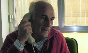 Alfredo García de San Juan, presidente del Teléfono de la Esperanza en Salamanca, atiende una llamada./