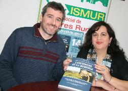 Luis Ramos y Rosa Arranz muestran el libro. / Mónica Rico/
