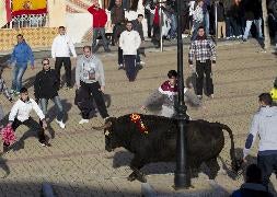 Numerosos aficionados se dieron cita en el primer toro. / L. S./