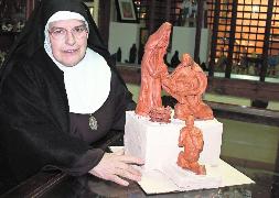 La Madre Micaela Velón de Francisco, junto a la maqueta del belén monumental previsto para Carrión. / luis Antonio Curiel/