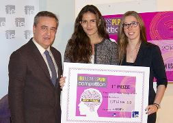 Las alumnas ganadoras reciben el premio. / El Norte/