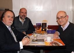 Santiago López Navías (izquierda), José Manuel Lucía y Norberto García. / El Norte/