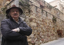Antonio Colinas, en una calle de Salamanca. / Ángel Almeida/
