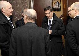 Algunos de los acusados, a la entrada de la sala el primer día del juicio. / R. Otazo/