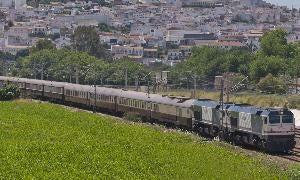 El Al Ándalus, en marcha, tirada por una máquina diésel. / EL NORTE/