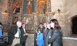 Representantes de la Diputación, la Junta y el Obispado atienden las explicaciones de la voluntaria Juliana Mancho en una visita a la iglesia de Santa María de Husillos. / El Norte/