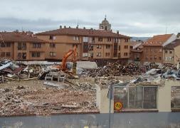 Las máquinas trabajan en el derribo. / Nuria Estalayo/