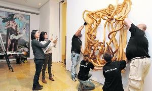 Varios operarios colocan la escultura 'Laocoonte', de Pablo Reinoso. / Henar Sastre/