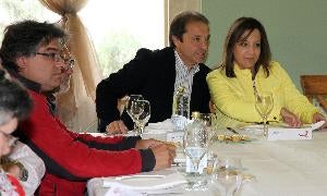 Iratxe García (d) se sienta a la charla-coloquio de este sábado junto a Juan Luis Gordo. / Antonio Tanarro/