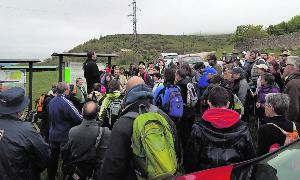 El grupo escucha las indicaciones de uno de los organizadores ante uno de los paneles informativos. / El Norte/