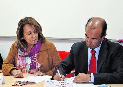 Consuelo Santiago y José Carlos Piñeyroa, durante la firma del convenio. / El Norte/