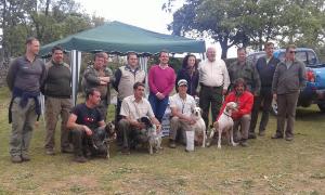 El campeón y los finalistas posan con sus perros junto a autoridades y jueces en El Espinar. / El Norte/