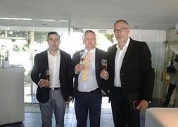 Foto de Raúl Gómez, gerente de Bodega de Hijos de Marcos Gómez brindando junto a los organizadores del certamen./