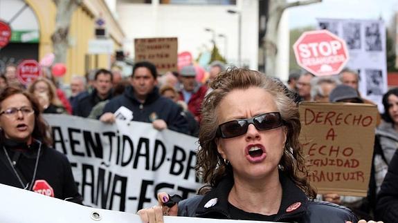 Medio Centenar De Personas Se Manifiestan En La Rondilla Contra Los