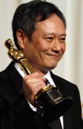 Un Ang Lee desconcertado recoge el premio al mejor director/