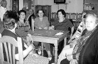 Las mujeres se reúnen cuatro días a la semana para jugar a las cartas/