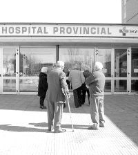 Pacientes en el hospital Rodríguez Chamorro. /LUIS CALLEJA/