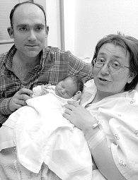Juan Antonio y María Jesús sostienen a su hija Henar. / A. TANARRO/