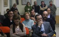 Vecinos afectados durante la reunión de ayer. / R. GÓMEZ/