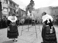 Las alcaldesas presiden la quema del 'pelele' en la celebración del año pasado. / ANTONIO TANARRO/