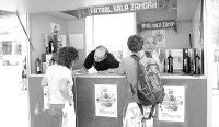 Los aficionados se acercan a la caseta para retirar sus abonos del FS Zamora. / LUIS CALLEJA/