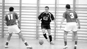 Un jugador del Sani 2000, ante dos contrarios en el partido amistoso disputado ayer. / J. RUIZÇ/