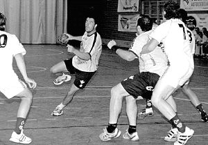 El local se dispone a pasar la pelota a un compañero. / TICO LUCA/