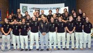 La plantilla del Cetransa Dismeva el Salvador 2007-2008 posa con el entrenador Lewis Williams al frente. / HENAR SASTRE/