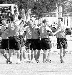 El Villamuriel celebra un gol en la jornada pasada. / M. DE LA FUENTE/