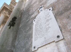 Placa a los caídos en la iglesia de Matapozuelos. / FRAN JIMÉNEZ/