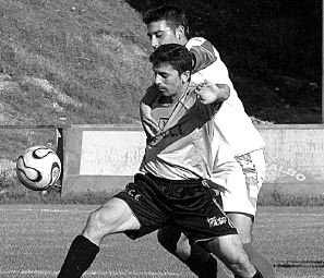 El visitante sufre un agarrón en un partido anterior. / NATI HERNÁNDEZ/