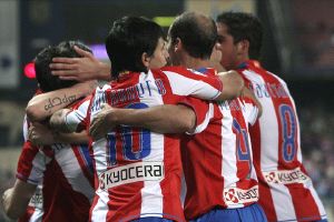 Los jugadores atléticos celebran el gol de Luis García. / A. MARTÍN-EFE/