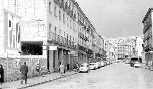 El cartel de los 25 años de Paz preside la avenida, en 1964./