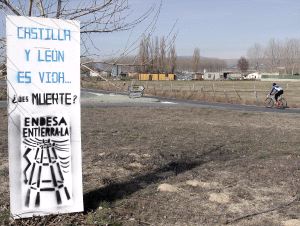 Cartel de protesta que se puede ver a la entrada de la localidad de Fresno. / R. HERNÁNDEZ/