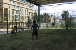 Una de las nuevas pistas de pádel del centro deportivo. / EL NORTE/