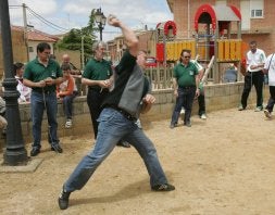 Un participante en las finales celebradas en Monzón se dispone a lanzar la peonza. /J. RUIZ/