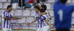Sesma felicita a Kike tras el primer gol blanquivioleta. / REPORTAJE GRÁFICO DE GABRIEL VILLAMIL/