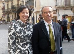 La alcaldesa y Linage, ayer, en la plaza de España de Sepúlveda. / A. C./